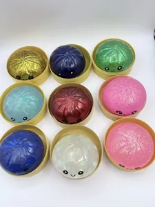 Vue rapprochée détaillée de jouets à presser en forme de brioche pailletée multicolore.
