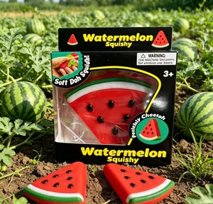 Close-up van realistisch watermeloen squishy speelgoed en verpakking in een veld
