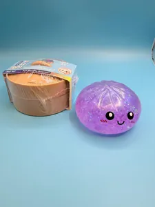 Vue détaillée d'un jouet squishy brioche violette pailletée avec un visage mignon