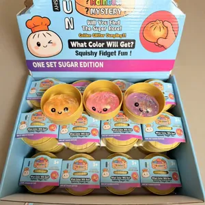 Gros plan détaillé de jouets spongieux en forme de brioche pailletée dans un présentoir