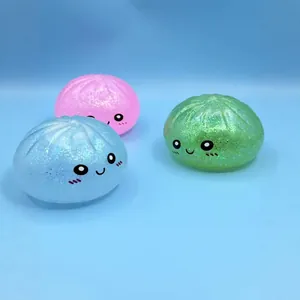 Trois mignons jouets de stress spongieux en forme de brioche à paillettes, bleu, rose, vert.