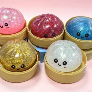 Dettaglio di giocattoli antistress baozi colorati con glitter in cestini di plastica
