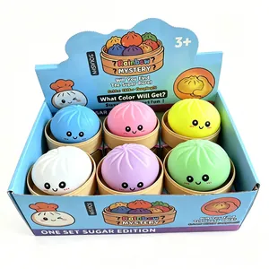 Detaillierte Ansicht von sechs bunten Squishy-Brötchen-Spielzeugen in einer Regenbogen-Box