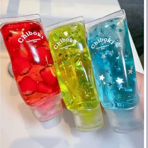 Λεπτομερής προβολή πολύχρωμων παιχνιδιών squishy σε σχήμα οδοντόκρεμας με γκλίτερ.