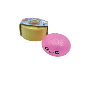 Jouet squishy brioche à la vapeur rose pailleté avec visage mignon et panier jaune