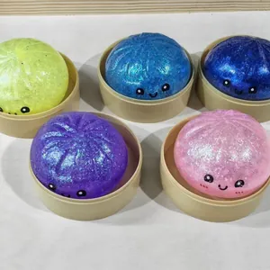 Collezione di cinque squishy baozi colorati e glitterati in mini cestelli per il vapore