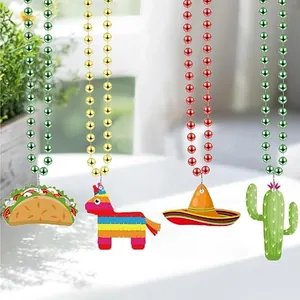 Detailansicht mexikanischer Partyhalsketten mit Taco- und Piñata-Anhängern aus Filz