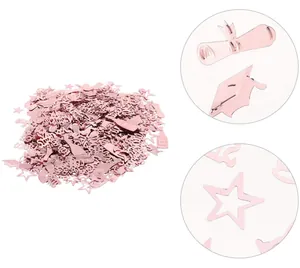Primo piano di coriandoli per laurea in oro rosa con forme di cappelli e stelle
