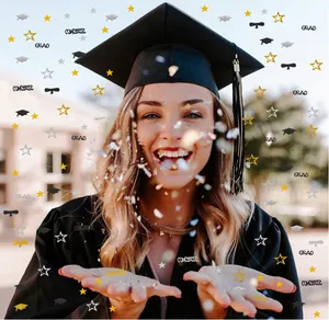 Dettaglio di coriandoli per laurea neri e oro a forma di stelle e tocchi accademici