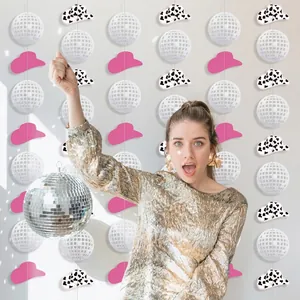 Vue détaillée des guirlandes chapeau de cowboy et boule disco pour décoration
