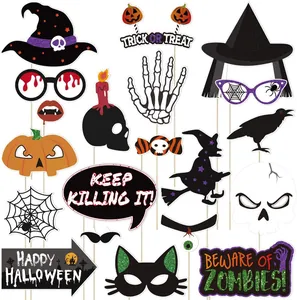 Un set dettagliato di oggetti di scena per photobooth di Halloween con cappelli e zucche