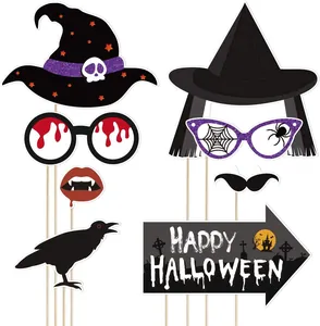 Vista dettagliata degli accessori per photobooth di Halloween con cappelli da strega