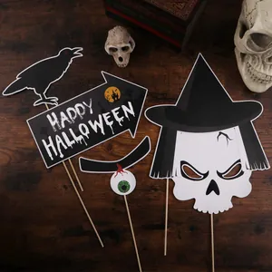 Dettaglio di vari oggetti di scena per foto di Halloween con strega e teschi