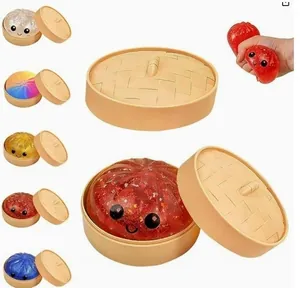 Vista dettagliata di vari giocattoli antistress a forma di panino colorato con mini vaporiera