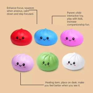 Vista dettagliata di sei giocattoli antistress colorati a forma di panino con faccine.