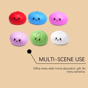 Set di giocattoli antistress a forma di dumpling colorati con espressioni carine.