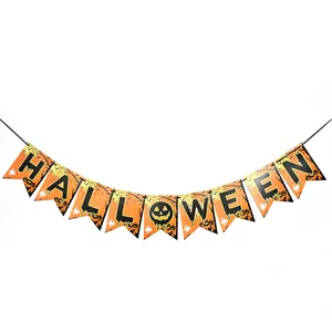 Detailansicht eines Halloween-Banners mit orangen Wimpeln und schwarzen Buchstaben