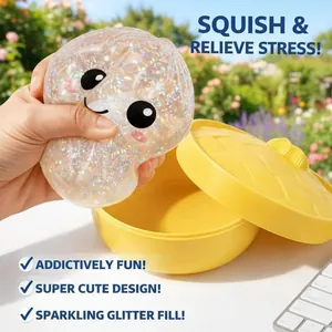 Primo piano di un giocattolo squishy a forma di panino glitterato antistress.