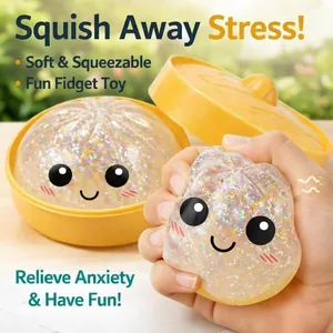 Primo piano di un giocattolo squishy a forma di panino glitterato schiacciato.