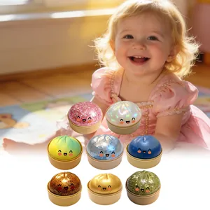Varietà di squishy a forma di panino colorati con faccine e sfondo con bambino sorridente.