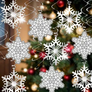 Silberne Schneeflocken-Spiralornamente für festliche Weihnachtsdekorationen.