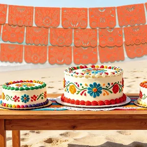 Εορταστικό πορτοκαλί μεξικάνικο πανό Papel Picado πάνω από τραπέζι πάρτι στην παραλία