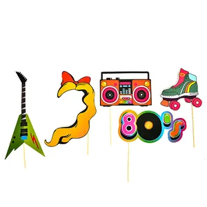 Dettaglio di oggetti di scena vintage anni '80 con chitarra, boombox e pattini