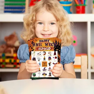 Großaufnahme eines Kindes, das farbenfrohe Halloween-Bingo-Spielkarten für Partys hält.