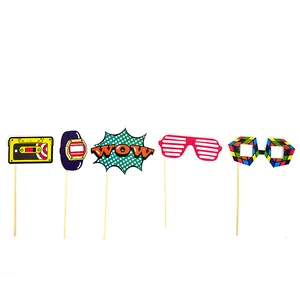 Dettaglio di accessori per foto di festa retrò anni 80 con cassetta e occhiali disco