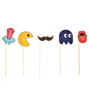 Accessori per cabine fotografiche per feste retrò anni '80 con personaggi di gioco