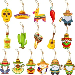 Set de 15 adornos colgantes con temática mexicana que incluye gnomos, cactus y tequila.