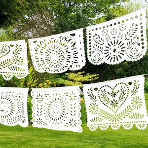 Witte Mexicaanse Papel Picado slingers met fijne bloemmotieven voor feestdecoraties