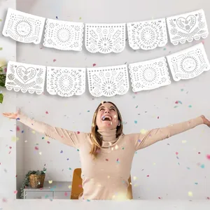 Witte Mexicaanse Papel Picado slinger in een feestelijke partyscène met kleurrijke confetti.