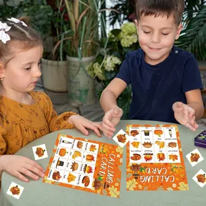 Vue détaillée d'enfants jouant avec des cartes de bingo sur le thème de Thanksgiving.
