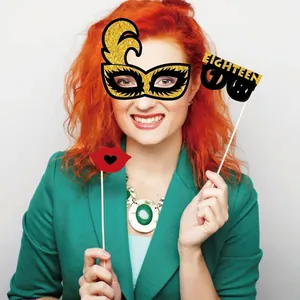 Frau hält glitzernde Foto-Requisiten zum 18. Geburtstag für eine Partyfeier