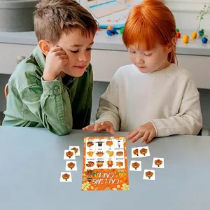 Détail d'enfants jouant avec des cartes de loto de Thanksgiving et des jetons dinde