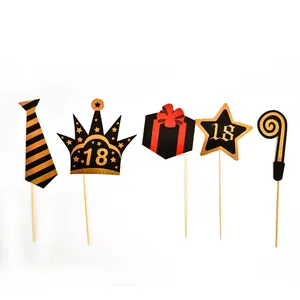 Set aus schwarz-goldenen Foto-Requisiten zum 18. Geburtstag für die Party-Dekoration.