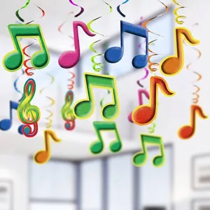 Primer plano detallado de remolinos de notas musicales de colores para decoración de techos