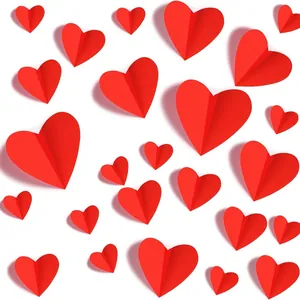 Primo piano di adesivi da parete a forma di cuore in carta rossa 3D per San Valentino.