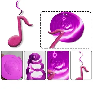Detalle de los remolinos colgantes de notas musicales rosa brillante en lámina metálica.