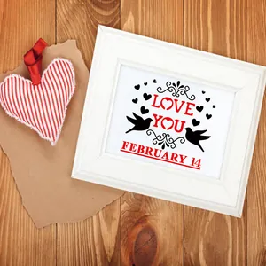 Primo piano di un'opera d'arte fai-da-te per San Valentino 'Love You' in una cornice bianca