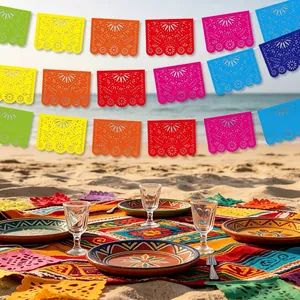 Bannières mexicaines colorées Papel Picado suspendues au-dessus d'un pique-nique