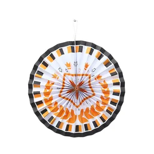 Decoración de abanico de papel para graduación con patrones de escudo y corona naranja