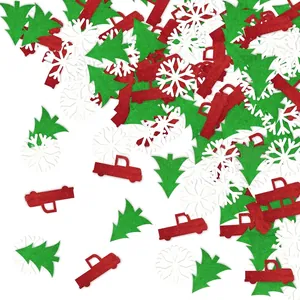 Primer plano de confeti navideño con purpurina, árboles verdes, copos blancos y camiones rojos