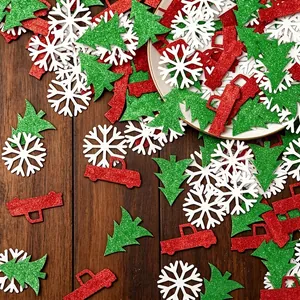 Vista macro de confeti navideño festivo con purpurina en forma de árbol y copo de nieve