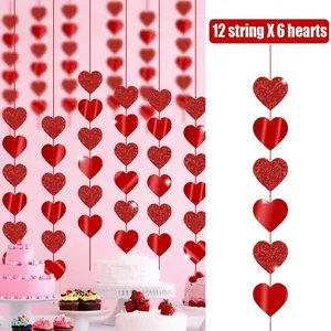 Vue détaillée de guirlandes de cœurs rouges à paillettes et métalliques pour la Saint-Valentin