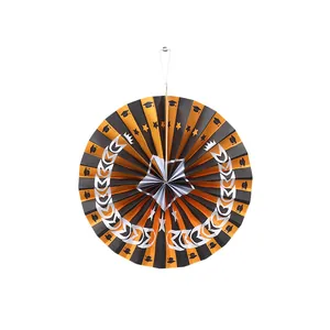 Vista detallada del abanico de papel naranja y negro con patrones de graduación y estrellas