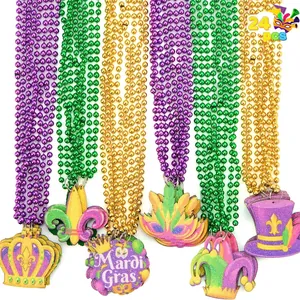 Vue détaillée des colliers de perles Mardi Gras avec divers pendentifs en feutre pailleté