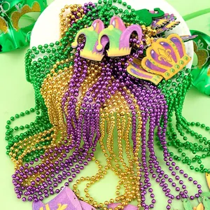 Vue détaillée des colliers de perles colorés du Mardi Gras et pendentifs en feutre.