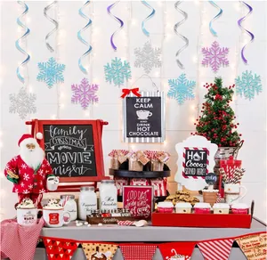 Copos de nieve brillantes y decoraciones en espiral en una escena festiva de bar navideño.